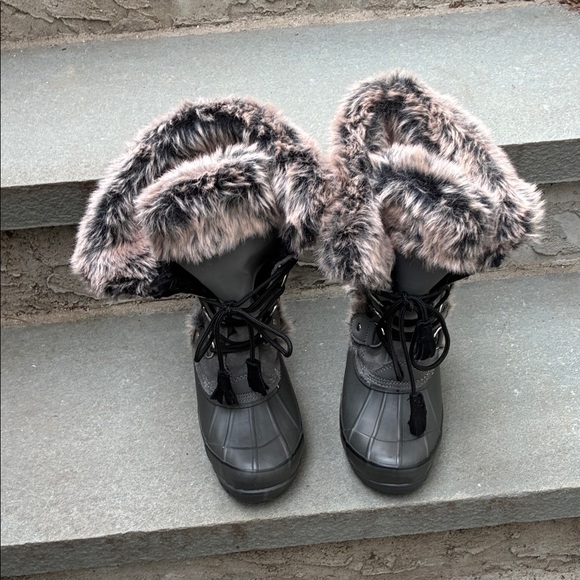 Khombu Gray suede Winter Boots with Faux Fur Trim Sz 6 Excellent Condition - Picture 3 of 8